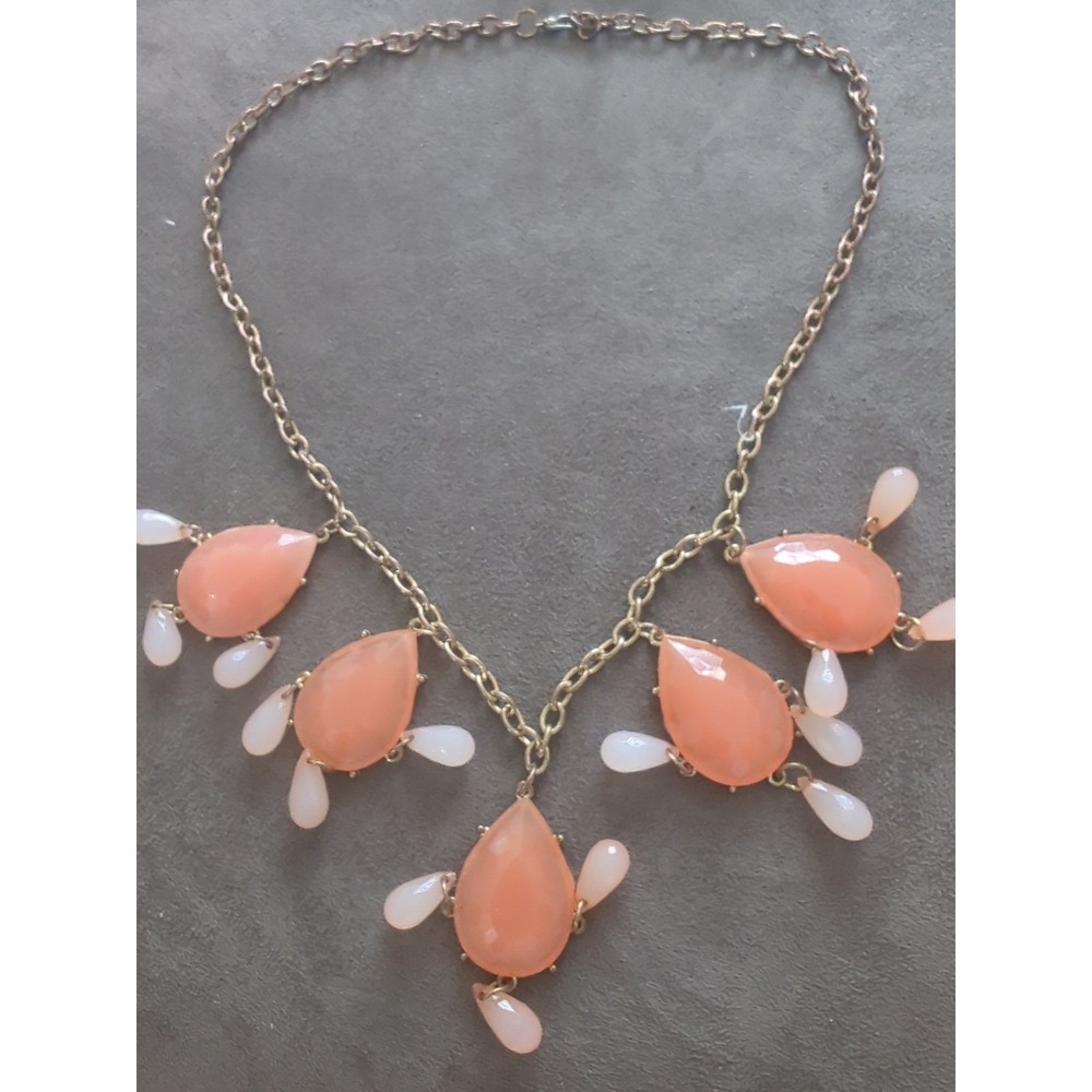 ACRYLIC NECKLACE CORAL PINK‎ GOLD COLORS W/ TEARDROPS 25"